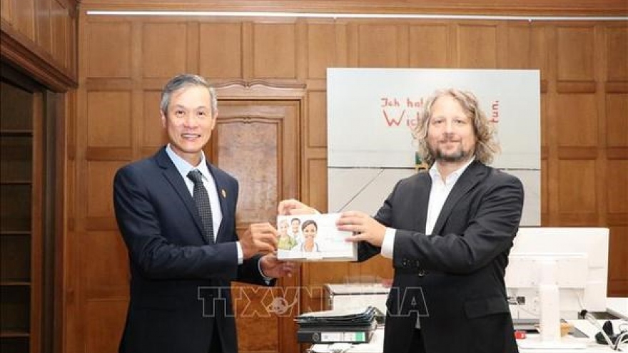 Germany offers 180,000 COVID-19 test kits to Vietnam